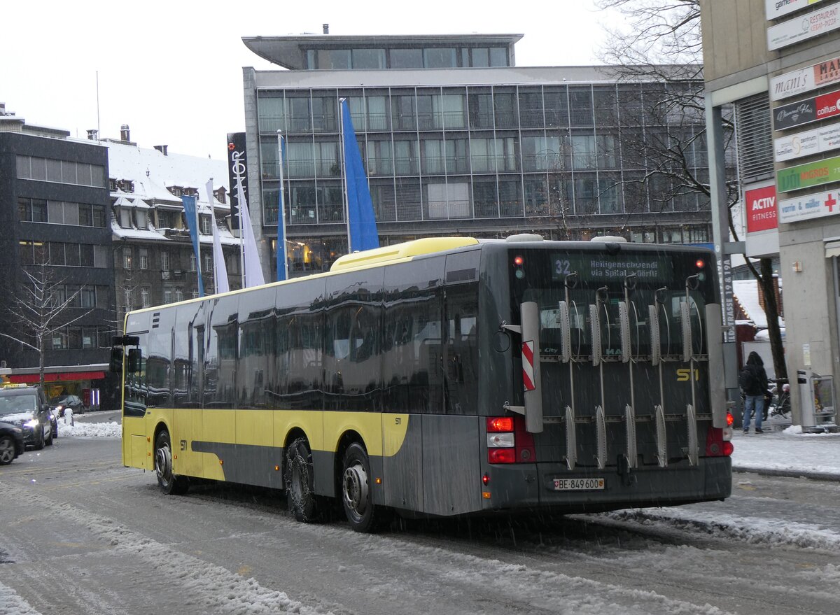 (270'131) - STI Thun - Nr. 600/BE 849'600 - MAN am 23. Dezember 2024 beim Bahnhof Thun