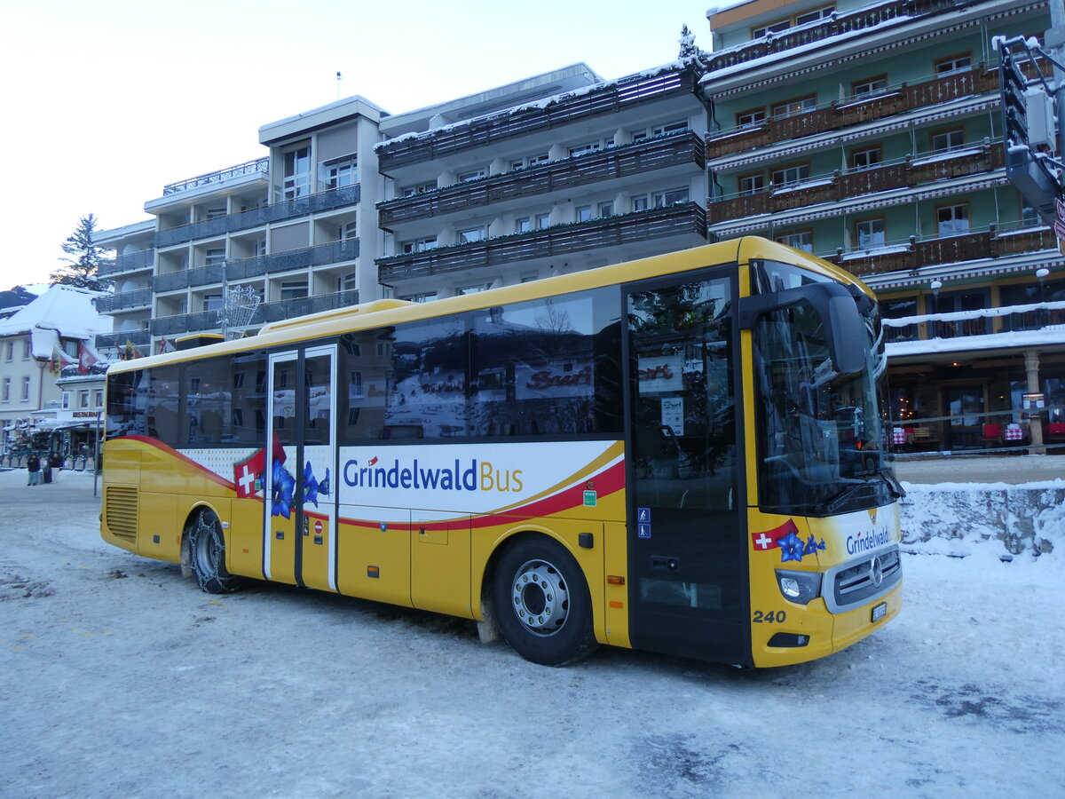 (270'305) - GrindelwaldBus, Grindelwald - Nr. 240/BE 102'240 - Mercedes am 29. Dezember 2024 beim Bahnhof Grindelwald