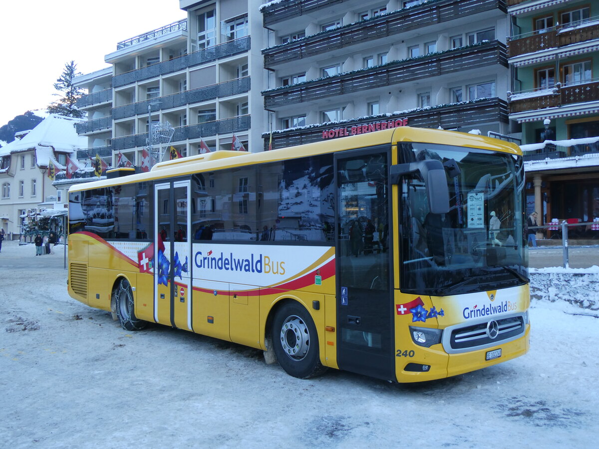 (270'306) - GrindelwaldBus, Grindelwald - Nr. 240/BE 102'240 - Mercedes am 29. Dezember 2024 beim Bahnhof Grindelwald