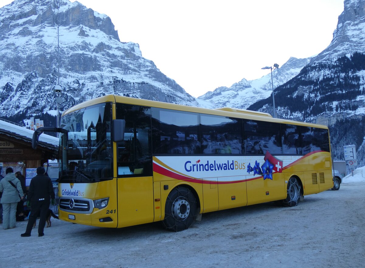 (270'308) - GrindelwaldBus, Grindelwald - Nr. 241/BE 103'241 - Mercedes am 29. Dezember 2024 beim Bahnhof Grindelwald