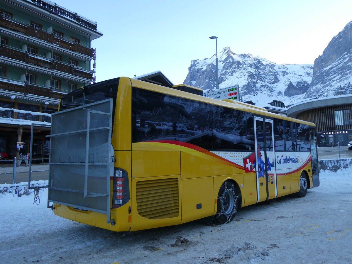 (270'314) - GrindelwaldBus, Grindelwald - Nr. 240/BE 102'240 - Mercedes am 29. Dezember 2024 beim Bahnhof Grindelwald