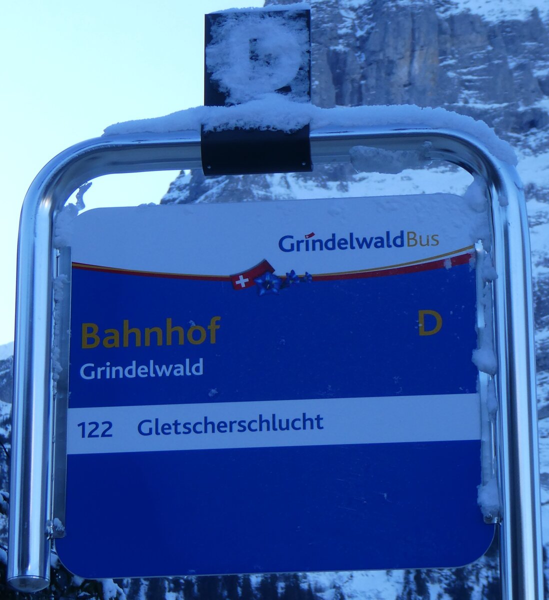 (270'320) - GrindelwaldBus-Haltestellenschild - Grindelwald, Bahnhof - am 29. Dezember 2024