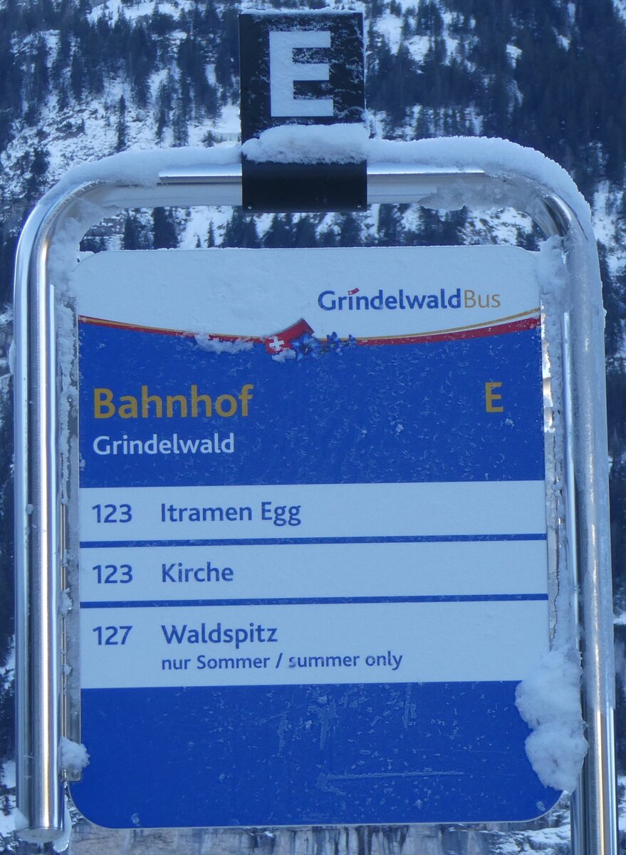 (270'321) - GrindelwaldBus-Haltestellenschild - Grindelwald, Bahnhof - am 29. Dezember 2024