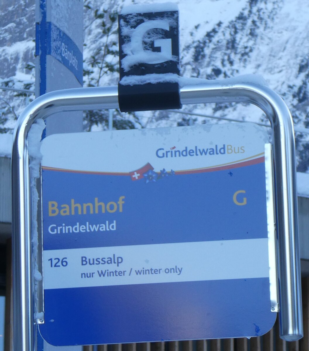 (270'323) - GrindelwaldBus-Haltestellenschild - Grindelwald, Bahnhof - am 29. Dezember 2024