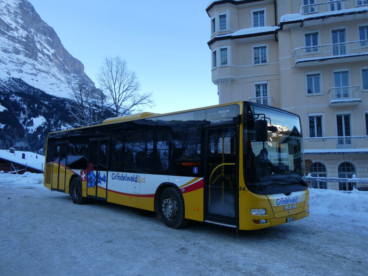 (270'332) - GrindelwaldBus, Grindelwald - Nr. 24/BE 364'408 - MAN/Gppel am 29. Dezember 2024 beim Bahnhof Grindelwald