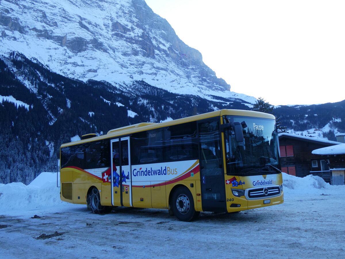 (270'390) - GrindelwaldBus, Grindelwald - Nr. 240/BE 102'240 - Mercedes am 29. Dezember 2024 beim Bahnhof Grindelwald