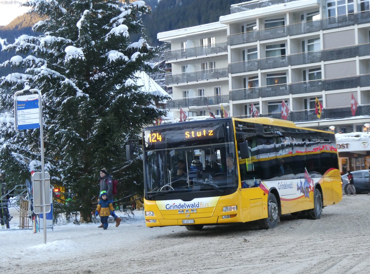 (270'399) - GrindelwaldBus, Grindelwald - Nr. 13/BE 407'170 - MAN/Gppel am 29. Dezember 2024 beim Bahnhof Grindelwald