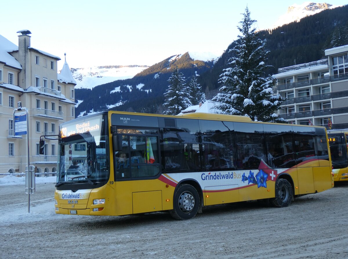 (270'401) - GrindelwaldBus, Grindelwald - Nr. 19/BE 363'305 - MAN/Gppel am 29. Dezember 2024 beim Bahnhof Grindelwald