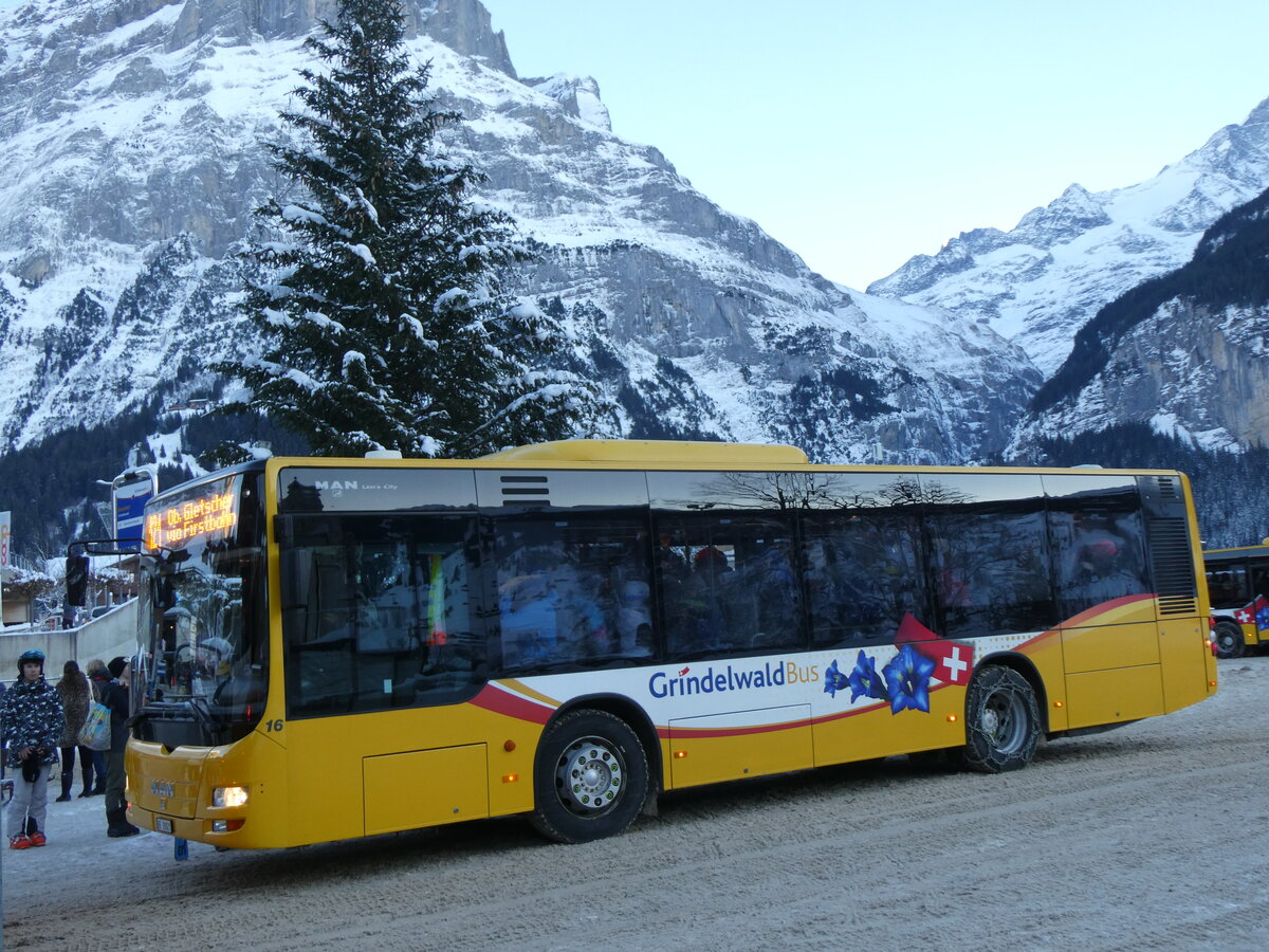 (270'403) - GrindelwaldBus, Grindelwald - Nr. 16/BE 28'821 - MAN am 29. Dezember 2024 beim Bahnhof Grindelwald