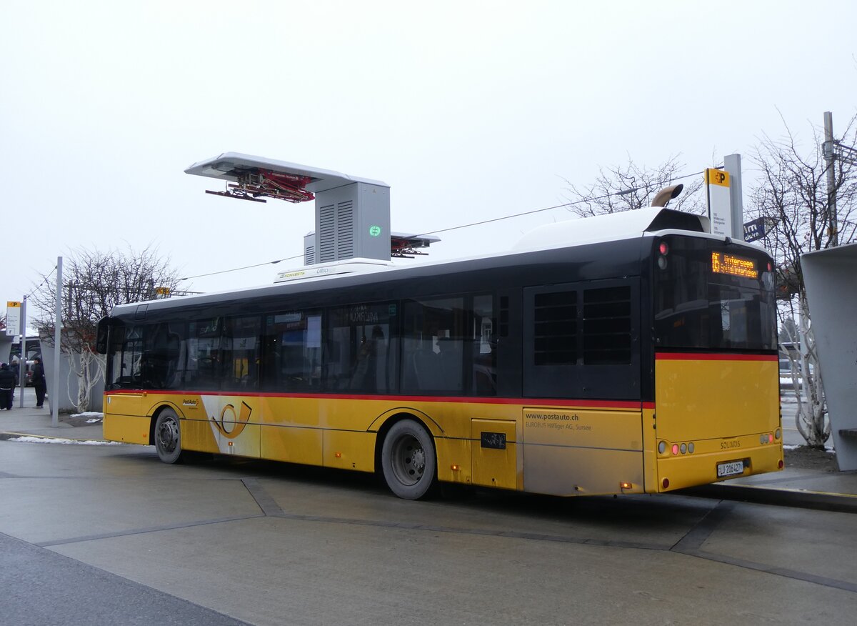 (270'425) - Hfliger, Sursee - Nr. 5/LU 206'427/PID 10'011 - Solaris am 30. Dezember 2024 beim Bahnhof Interlaken West (Einsatz PostAuto)