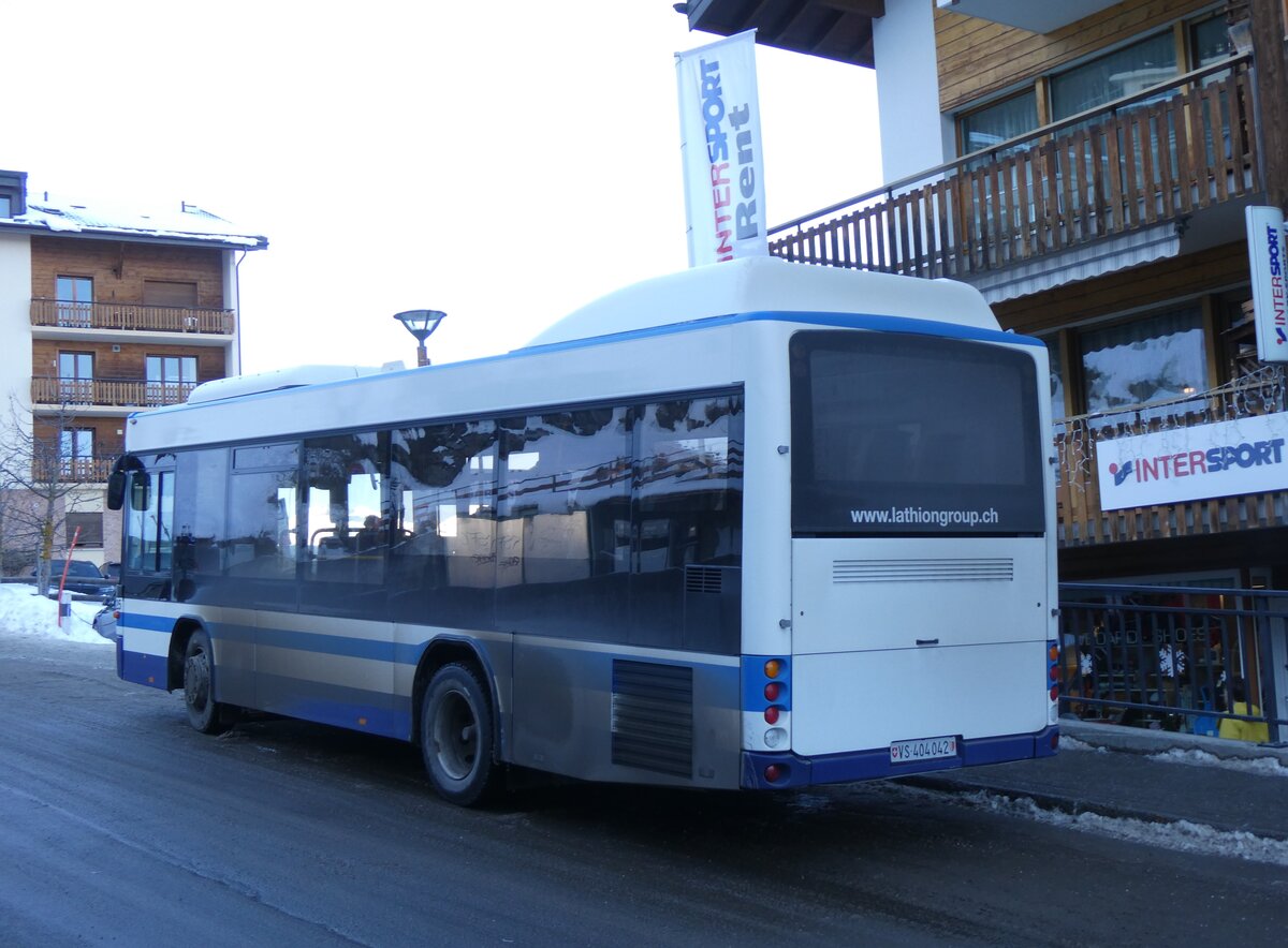 (270'491) - Lathion, Sion - Nr. 25/VS 404'042 - Scania/Hess (ex AHW Horgen; ex ZVB Zug Nr. 140) am 1. Januar 2025 in Haute-Nendaz, Tlcabine