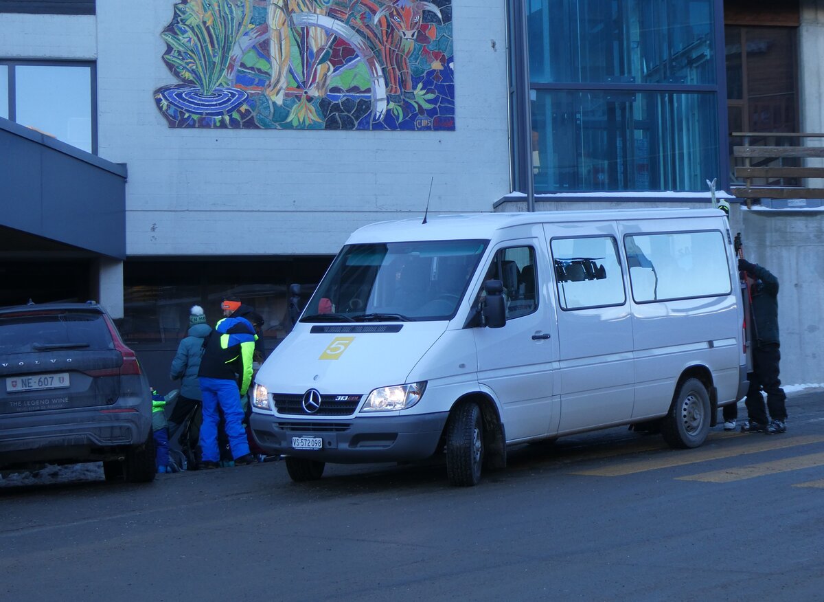 (270'511) - Fournier, Condmines - VS 572'098 - Mercedes am 1. Januar 2025 in Haute-Nendaz, Tlcabine