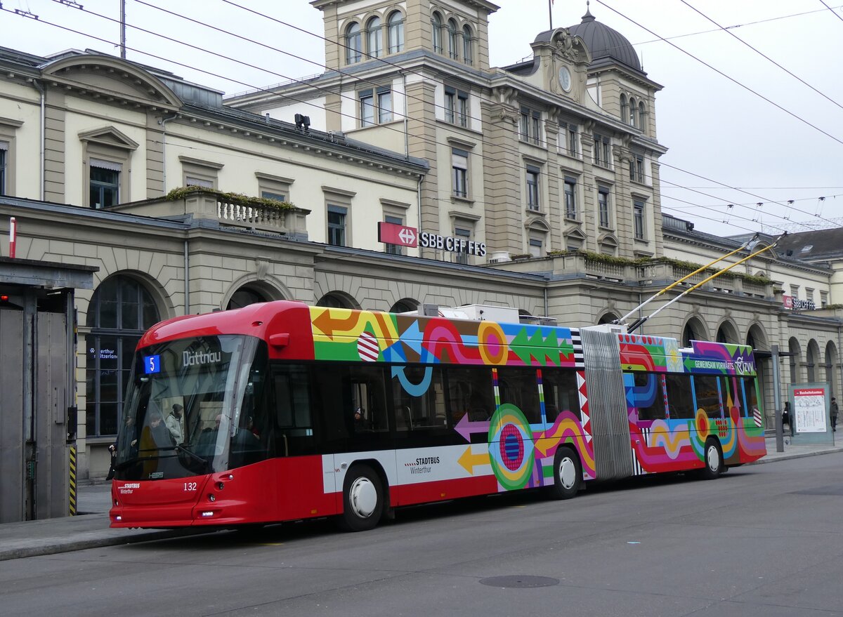 (270'615) - SW Winterthur - Nr. 132 - Hess/Hess Gelenktrolleybus am 4. Januar 2025 beim Hauptbahnhof Winterthur