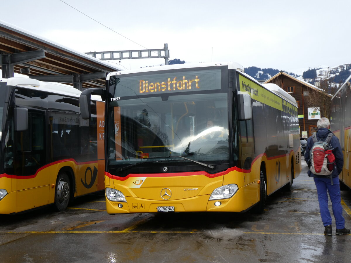 (270'688) - PostAuto Bern - BE 707'943/PID 11'857 - Mercedes (ex Kbli, Gstaad; ex PostAuto Bern BE 538'988; ex PostAuto Bern BE 653'386) am 6. Januar 2025 beim Bahnhof Gstaad