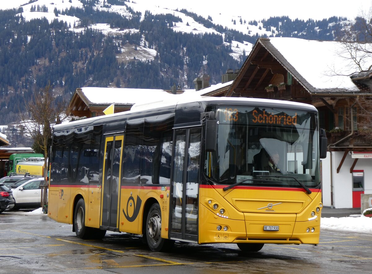 (270'700) - PostAuto Bern - BE 707'930/PID 10'964 - Volvo am 6. Januar 2025 beim Bahnhof Gstaad