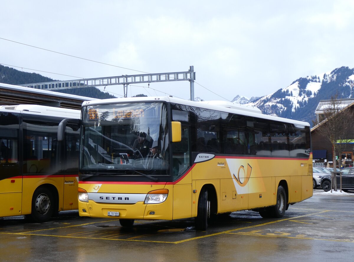 (270'716) - PostAuto Bern - Nr. 3/BE 707'891/PID 4535 - Setra (ex Kbli, Gstaad Nr. 3) am 6. Januar 2025 beim Bahnhof Gstaad