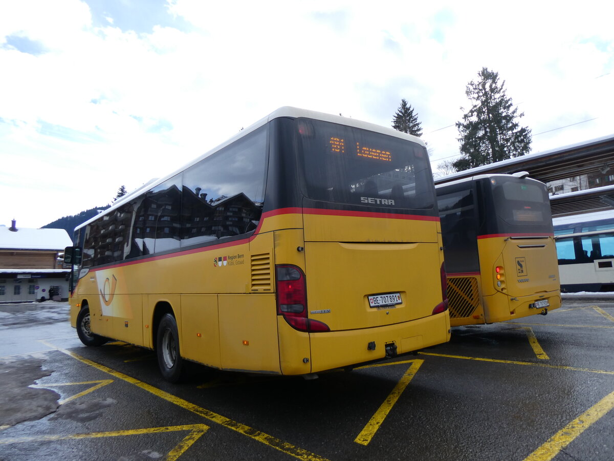 (270'718) - PostAuto Bern - Nr. 3/BE 707'891/PID 4535 - Setra (ex Kbli Gstaad Nr. 3) am 6. Januar 2025 beim Bahnhof Gstaad