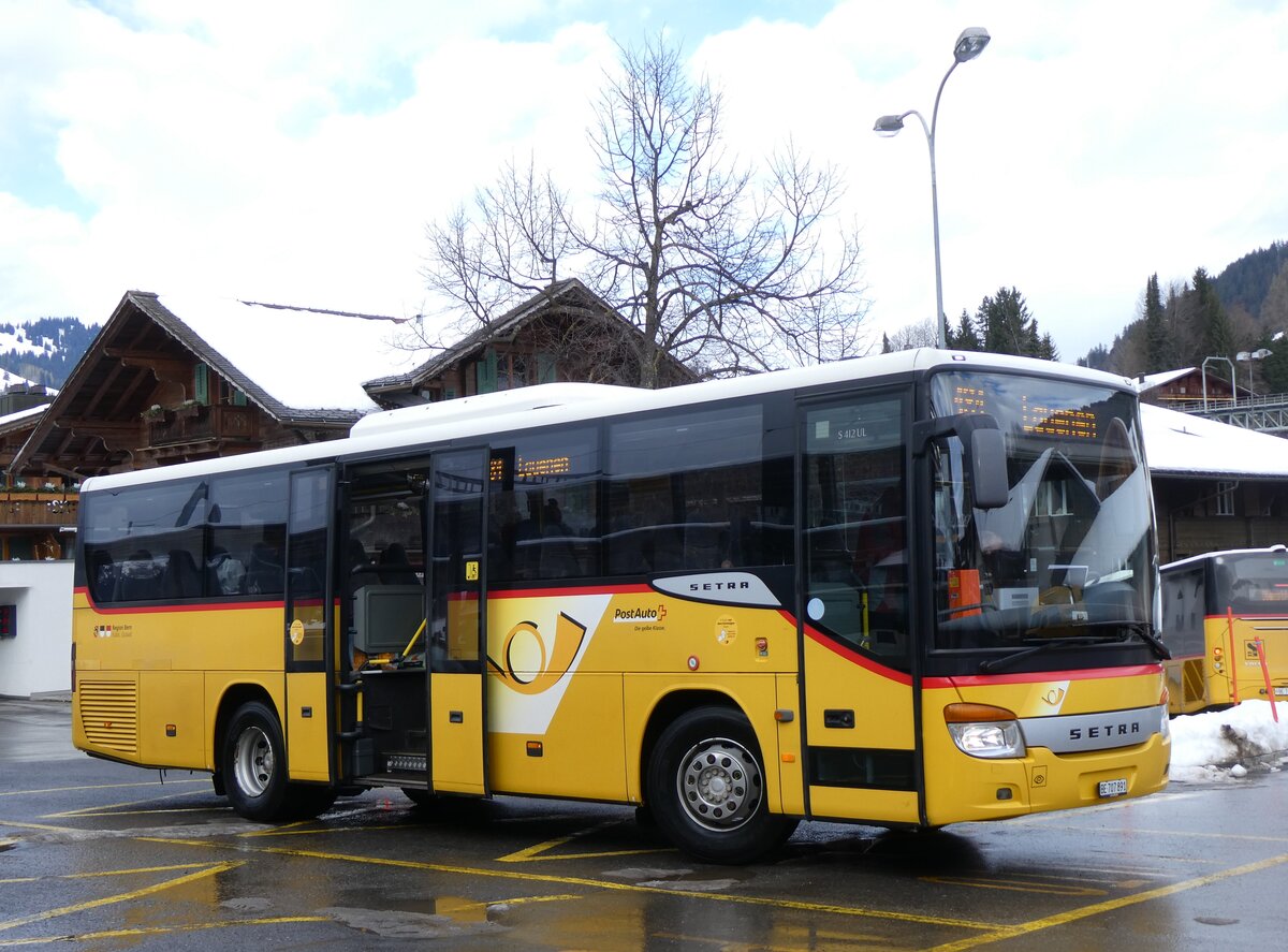 (270'719) - PostAuto Bern - Nr. 3/BE 707'891/PID 4535 - Setra (ex Kbli, Gstaad Nr. 3) am 6. Januar 2025 beim Bahnhof Gstaad