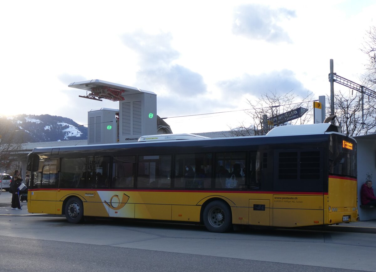 (270'764) - Hfliger, Sursee - Nr. 5/OW 11'868/PID 10'011 - Solaris am 7. Januar 2025 beim Bahnhof Interlaken West (Einsatz PostAuto)