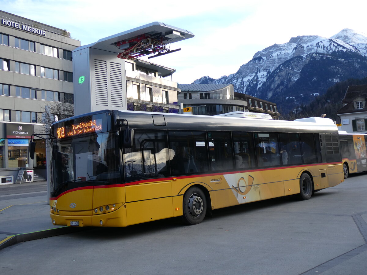 (270'765) - Hfliger, Sursee - Nr. 21/OW 16'637/PID 10'026 - Solaris am 7. Januar 2025 beim Bahnhof Interlaken West (Einsatz PostAuto)