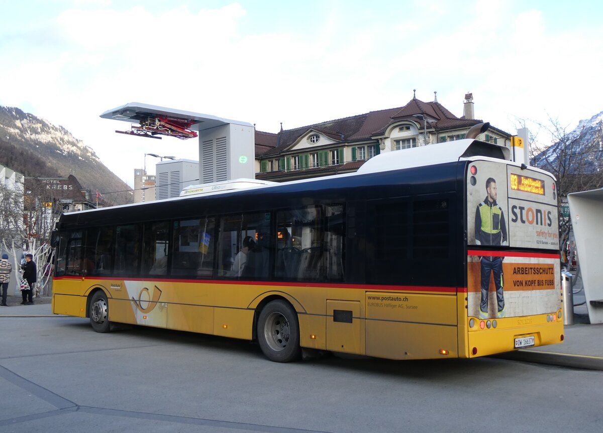 (270'766) - Hfliger, Sursee - Nr. 21/OW 16'337/PID 10'026 - Solaris am 7. Januar 2025 beim Bahnhof Interlaken West (Einsatz PostAuto)