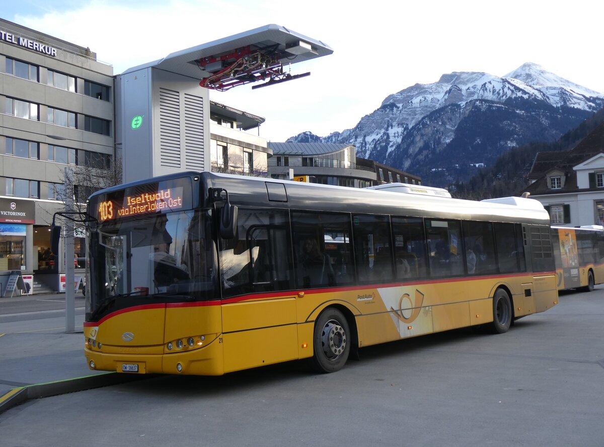 (270'767) - Hfliger, Sursee - Nr. 21/OW 16'337/PID 10'026 - Solaris am 7. Januar 2025 beim Bahnhof Interlaken West (Einsatz PostAuto)