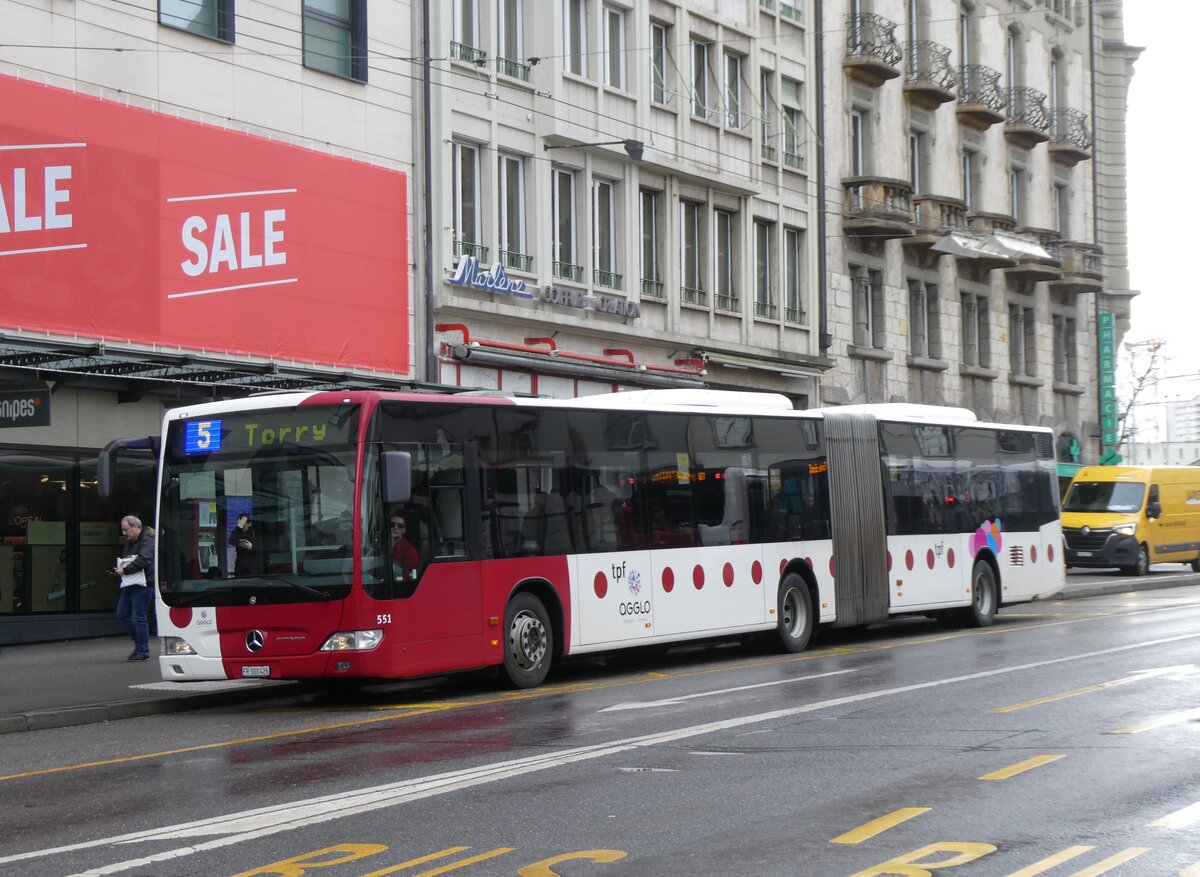 (270'784) - TPF Fribourg - Nr. 551/FR 300'426 - Mercedes am 9. Januar 2025 beim Bahnhof Fribourg