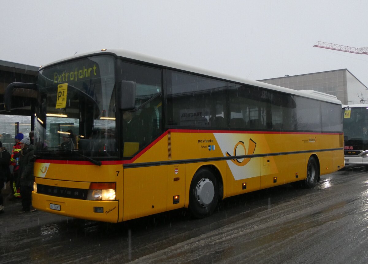 (270'852) - Tschannen, Zofingen - Nr. 7/AG 14'483/PID 90 - Setra am 11. Januar 2025 beim Bahnhof Frutigen