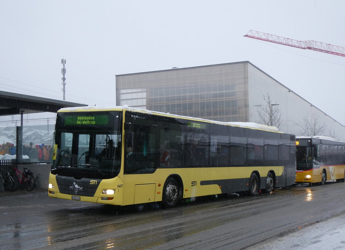 (270'874) - STI Thun - Nr. 147/BE 801'147 - MAN am 11. Januar 2025 beim Bahnhof Frutigen