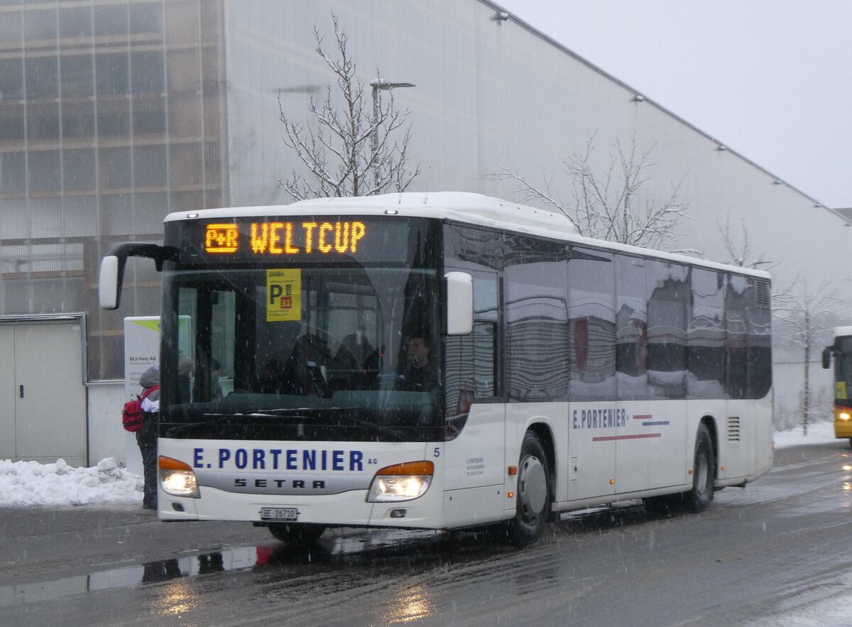 (270'876) - Portenier, Adelboden - Nr. 5/BE 26'710 - Setra am 11. Januar 2025 beim Bahnhof Frutigen