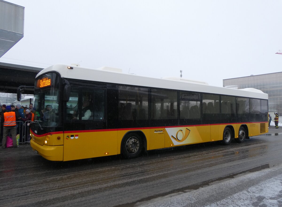 (270'877) - Steiner, Messen - SO 21'149/PID 5371 - Scania/Hess am 11. Januar 2025 beim Bahnhof Frutigen