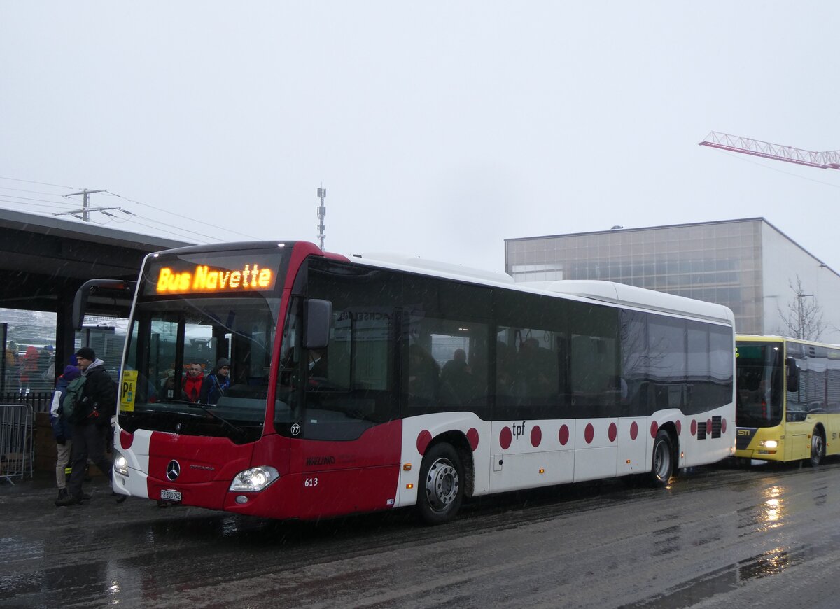 (270'885) - TPF Fribourg (Wieland 77) - Nr. 613/FR 300'242 - Mercedes am 11. Januar 2025 beim Bahnhof Frutigen