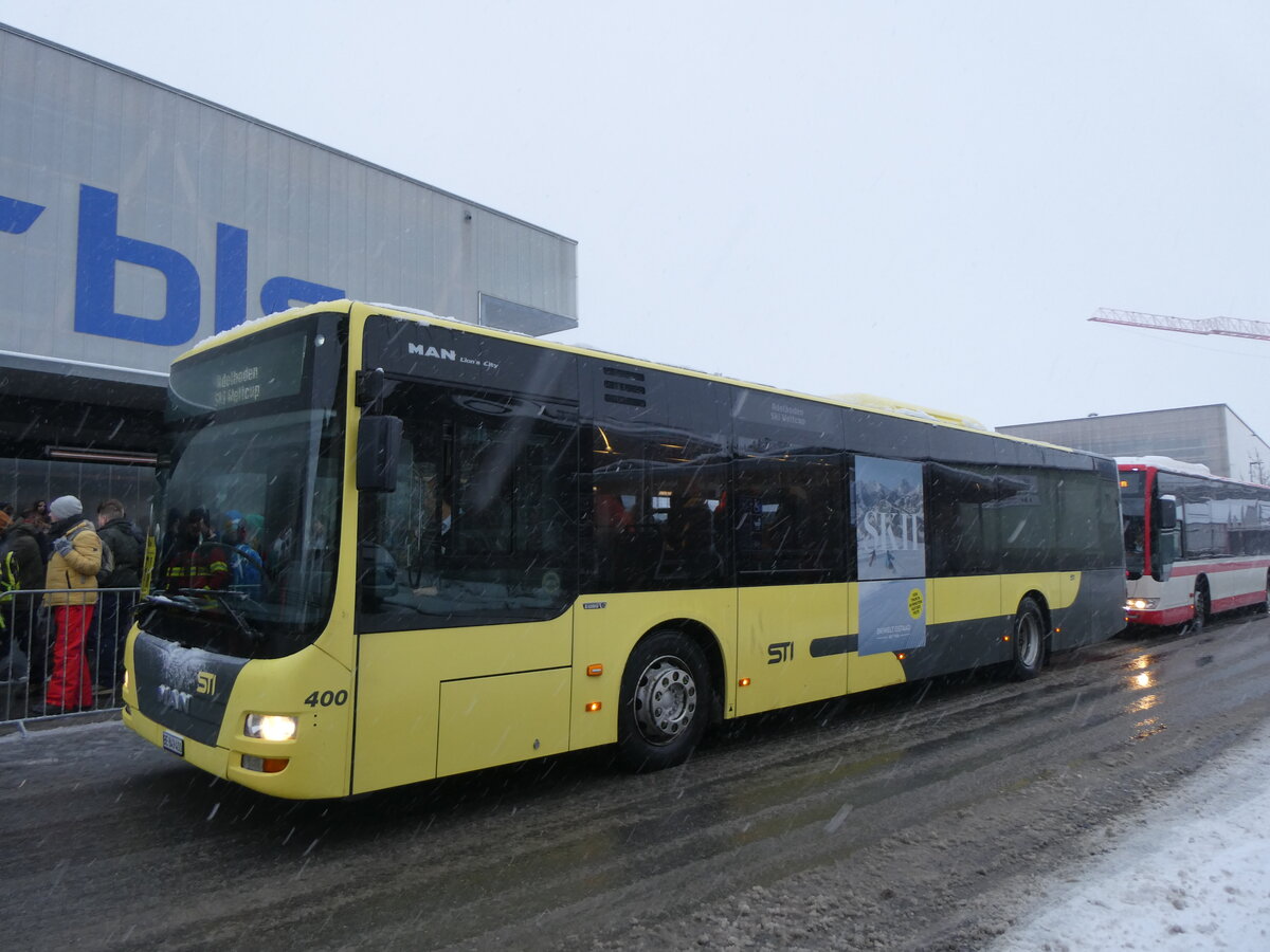 (270'901) - STI Thun - Nr. 400/BE 849'400 - MAN am 11. Januar 2025 beim Bahnhof Frutigen