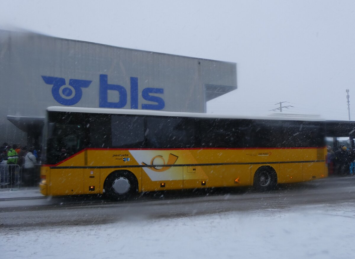 (270'910) - Tschannen, Zofingen - Nr. 7/AG 14'483/PID 90 - Setra am 11. Januar 2025 beim Bahnhof Frutigen