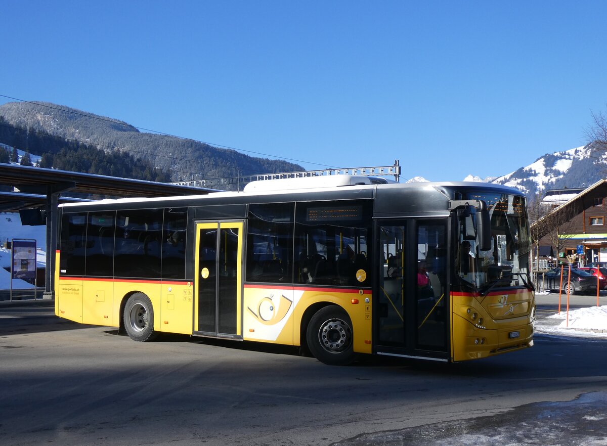 (271'118) - PostAuto Bern - BE 707'920/PID 11'459 - Volvo (ex Kbli, Gstaad BE 671'405; ex Kbli, Gstaad BE 21'779) am 13. Januar 2025 beim Bahnhof Gstaad