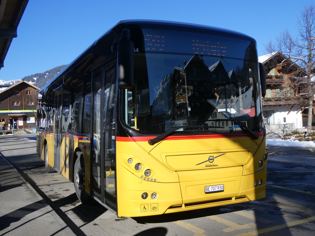 (271'119) - PostAuto Bern - BE 707'930/PID 10'964 - Volvo (ex Kbli, Gstaad) am 13. Januar 2025 beim Bahnhof Gstaad