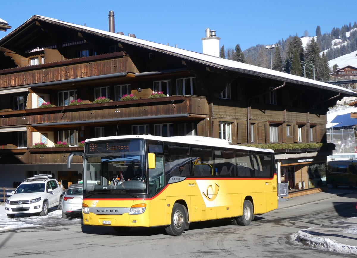 (271'121) - PostAuto Bern - Nr. 3/BE 707'891/PID 4535 - Setra (ex Kbli, Gstaad Nr. 3) am 13. Januar 2025 beim Bahnhof Gstaad