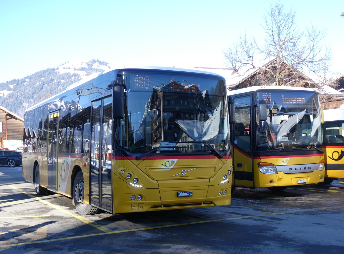 (271'123) - PostAuto Bern - BE 707'919/PID 11'458 - Volvo (ex Kbli, Gstaad) am 13. Januar 2025 beim Bahnhof Gstaad