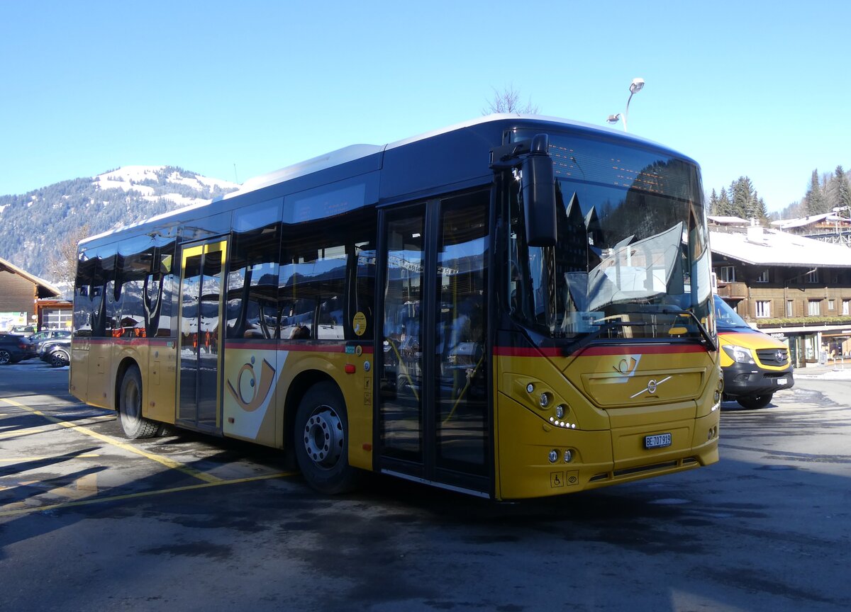 (271'124) - PostAuto Bern - BE 707'919/PID 11'458 - Volvo (ex Kbli, Gstaad) am 13. Januar 2025 beim Bahnhof Gstaad