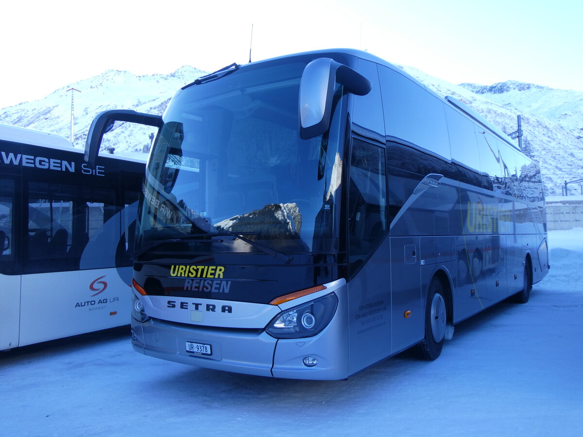 (271'140) - Uristier-Reisen, Seedorf - UR 9378 - Setra am 14. Januar 2025 in Andermatt, Bahnhofplatz