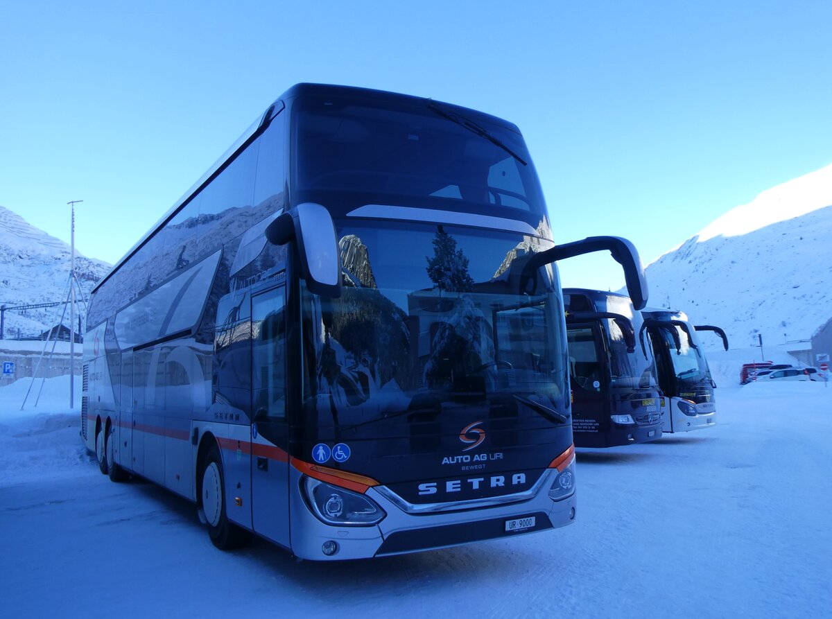 (271'141) - AAGU Altdorf - Nr. 17/UR 9000 - Setra am 14. Januar 2025 in Andermatt, Bahnhofplatz