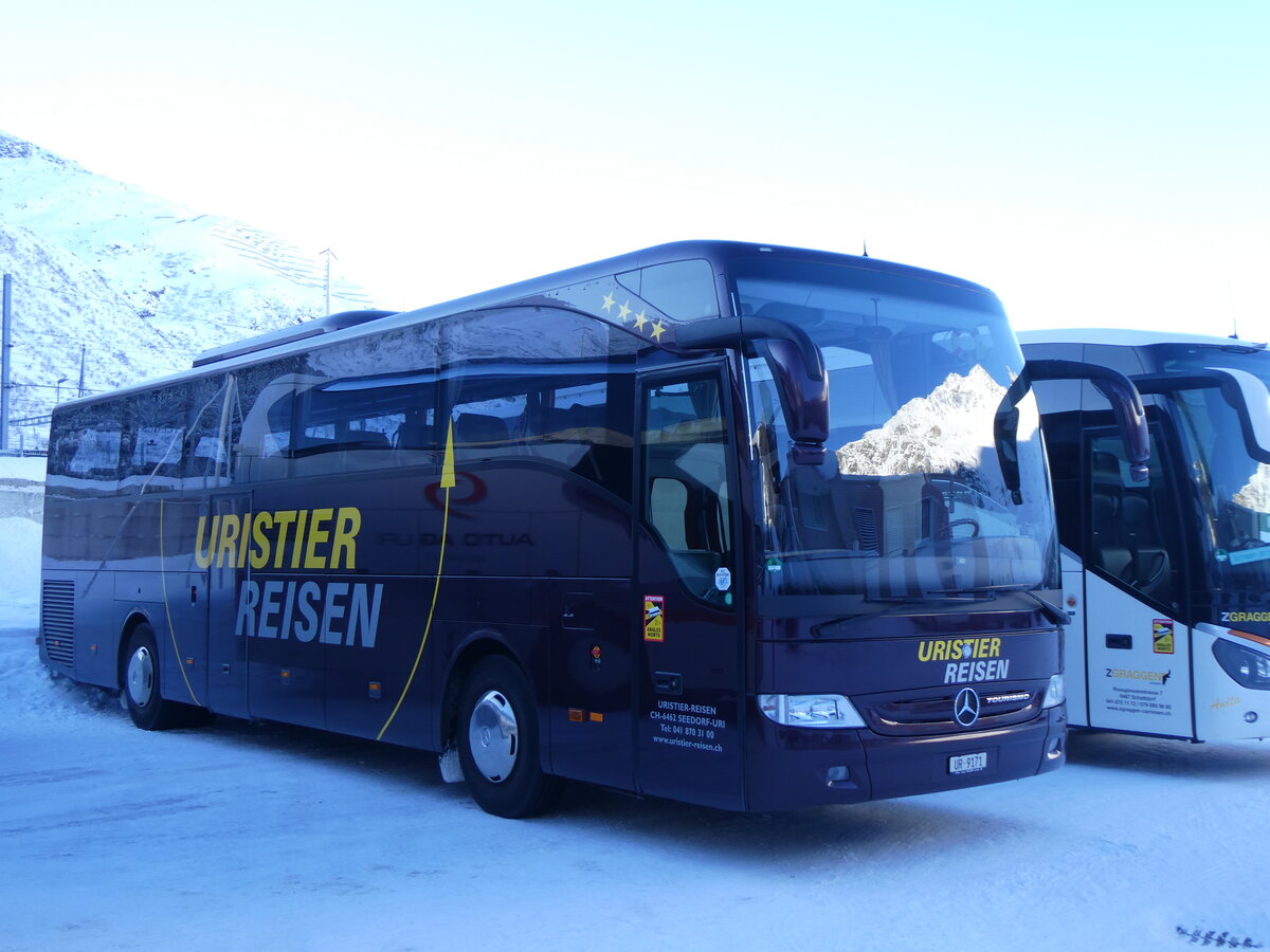 (271'143) - Uristier-Reisen, Seedorf - UR 9171 - Mercedes am 14. Januar 2025 in Andermatt, Bahnhofplatz