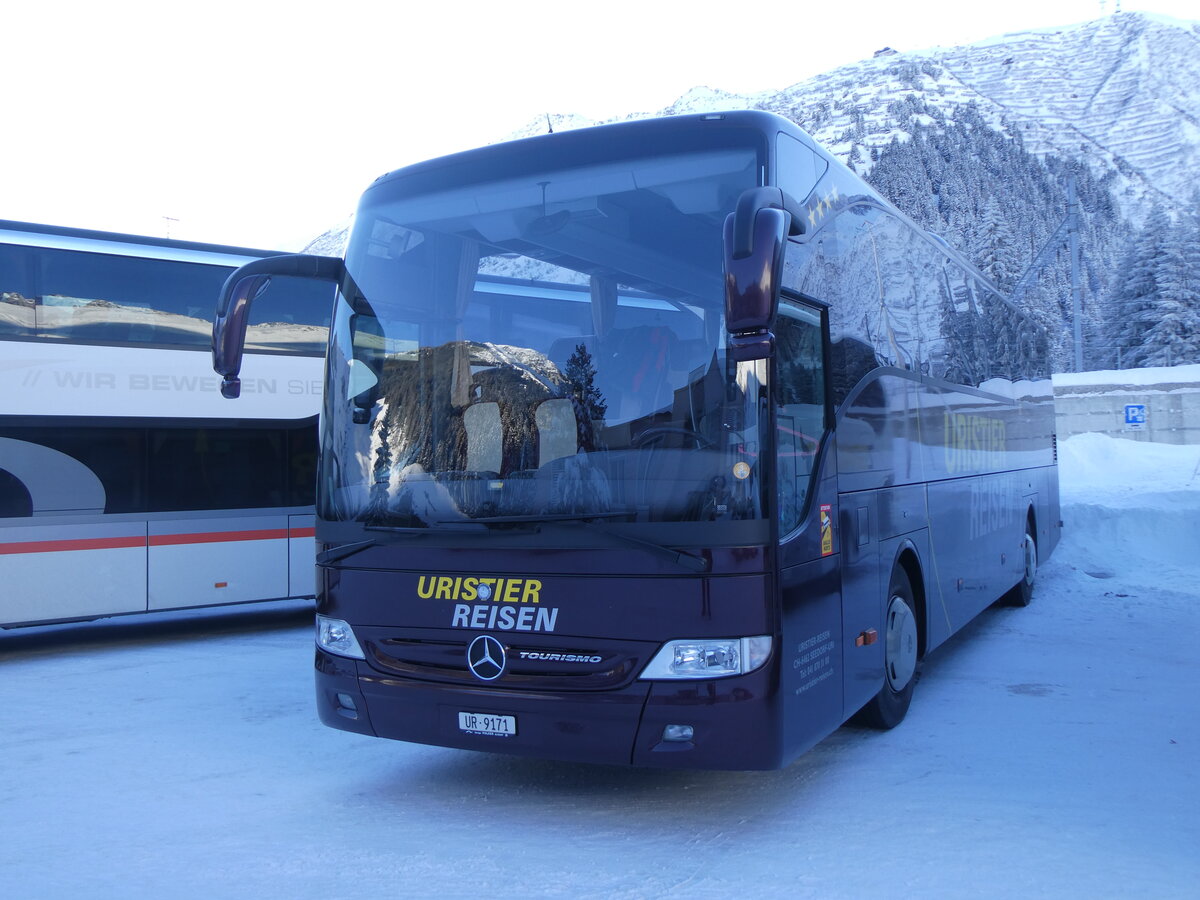 (271'144) - Uristier-Reisen, Seedorf - UR 9171 - Mercedes am 14. Januar 2025 in Andermatt, Bahnhofplatz