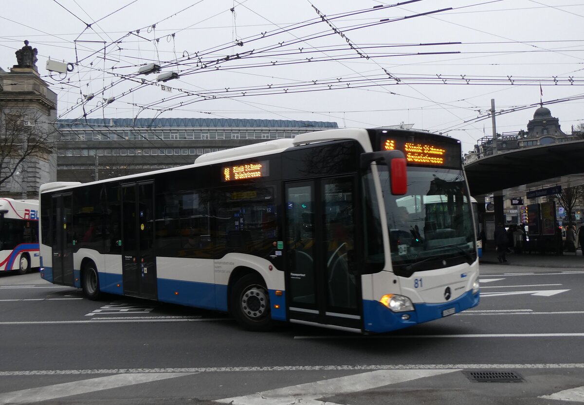 (271'177) - VBL Luzern - Nr. 81/LU 250'371 - Mercedes am 14. Januar 2025 beim Bahnhof Luzern