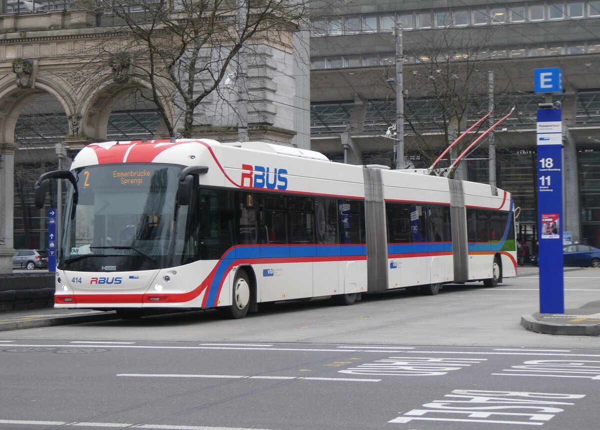 (271'178) - VBL Luzern - Nr. 414 - Hess/Hess Doppelgelenktrolleybus am 14. Januar 2025 beim Bahnhof Luzern