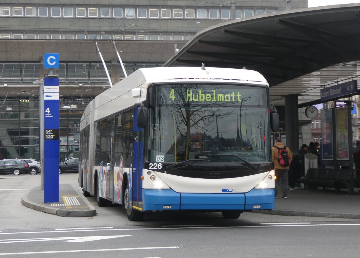 (271'179) - VBL Luzern - Nr. 226 - Hess/Hess Gelenktrolleybus am 14. Januar 2025 beim Bahnhof Luzern