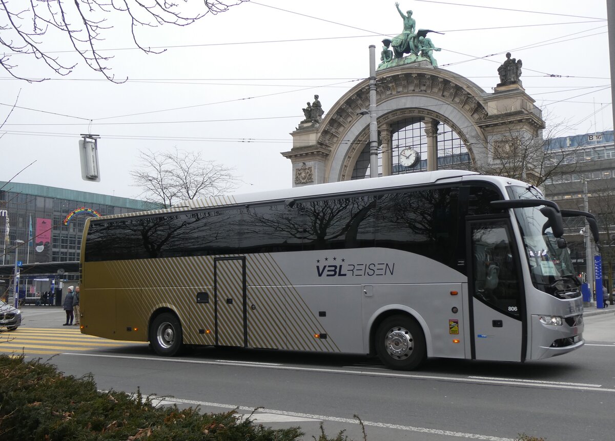 (271'181) - VBL Luzern - Nr. 806/LU 212'659 - Volvo am 14. Januar 2025 beim Bahnhof Luzern