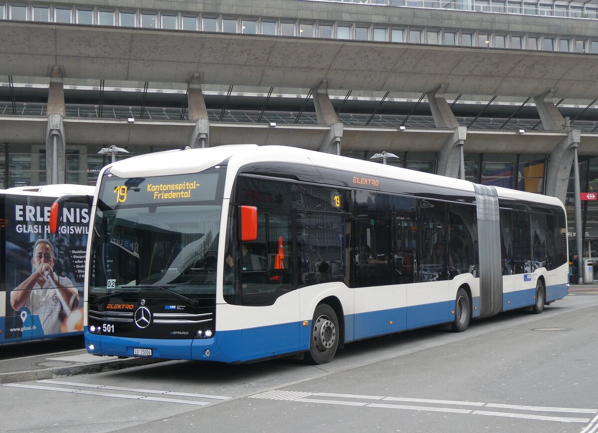 (271'182) - VBL Luzern - Nr. 501/LU 15'004 - eMercedes am 14. Januar 2025 beim Bahnhof Luzern