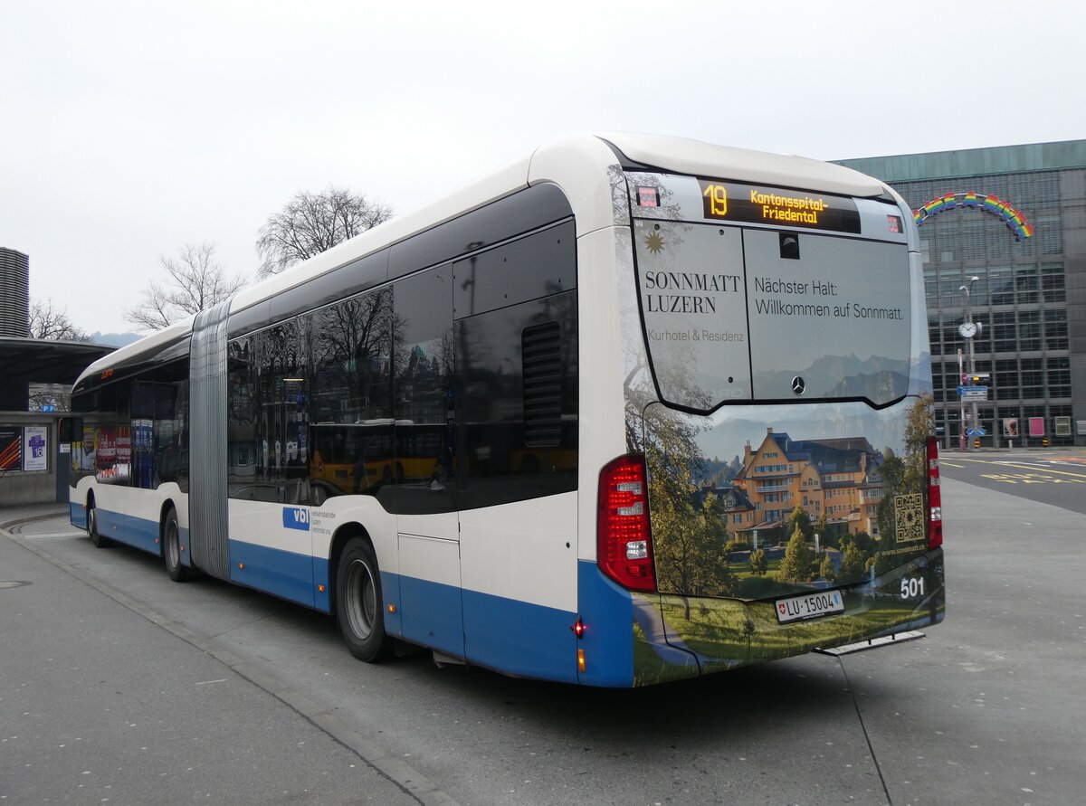 (271'183) - VBL Luzern - Nr. 501/LU 15'004 - eMercedes am 14. Januar 2025 beim Bahnhof Luzern