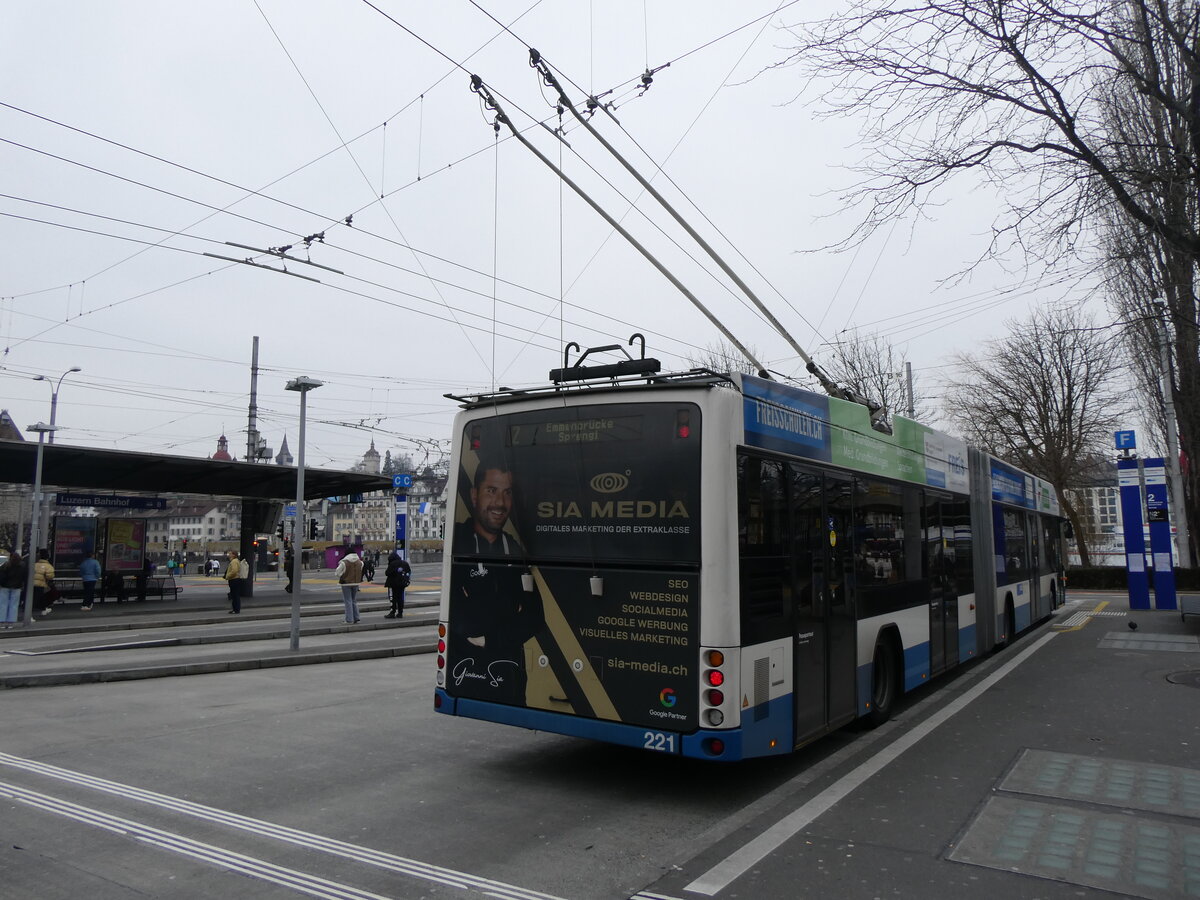 (271'184) - VBL Luzern - Nr. 221 - Hess/Hess Gelenktrolleybus am 14. Januar 2025 beim Bahnhof Luzern